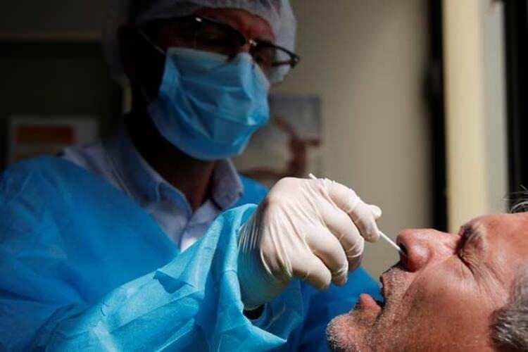 <p>Normal bir bağışıklık sistemi, diyelim grip virüsüne karşı tepki gösterirken, ilk savunma hattı, akyuvarları ve kimyasal uyarı sinyallerini içeren doğal bağışıklık sistemidir. Bu, vücutta antikor üretimini tetikler ve antikorlar birkaç hafta sonra oluşmuş olur.</p>