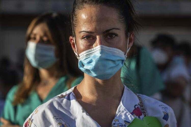 <p>Covid-19 nedeniyle ölen hastalarda yapılan otopsiler, özellikle dalak ve lenf bezleri gibi T hücrelerinin normalde bulunduğu bölgelerde doku ölümü olduğunu gösteriyor.</p>