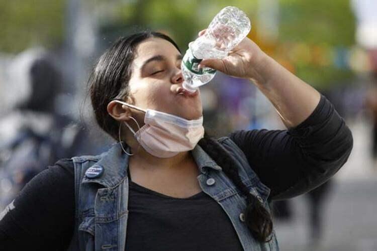 <p>Bazıları antikor üretimini tetiklerken, bazıları da T hücrelerini devreye sokmayı veya bağışıklık sisteminin diğer kısımlarını harekete geçirmeyi hedefleyebiliyor.</p>
