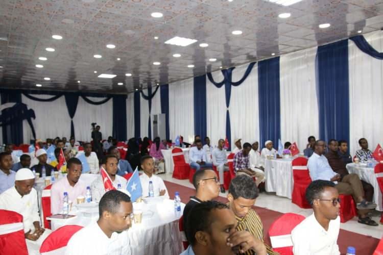 <p>Hayyi, Ayasofya'nın ibadete açılmasından gurur duyduklarını ifade ederek, "Bu büyük zaferi kutlamak için Mogadişu'da toplandık" dedi. Hayyi, "Bu caminin İslam medeniyetinde uzun bir tarihi var. </p>