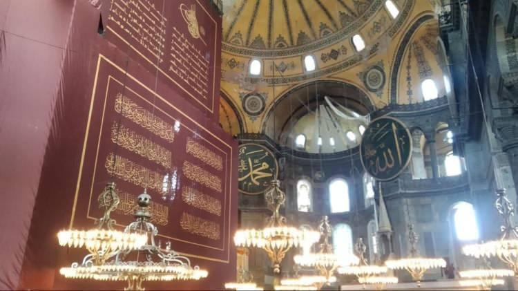 <p>İstanbul Valisi Ali Yerlikaya Ayasofya Camii açılışı nedeniyle alınan tedbirleri açıkladı. Ayasofya'da yarın 5 farklı açık alanda namaz kılınacağını söyleyen Yerlikaya, "Vatandaşlarımızdan yanlarında 4 şey getirmesini rica ediyorum; maske, seccade, sabır ve anlayış" dedi.</p>
