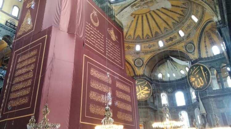 <p>İstanbul Valisi Ali Yerlikaya Ayasofya Camii’nin açılışı nedeniyle alınan tedbirleri açıkladı. Ayasofya meydanında İstanbul Emniyet Müdürü Zafer Aktaş, Fatih Belediye Başkanı M. Ergün Turan ve yetkililerle birlikte kameraların karşısına geçen Vali Yerlikaya, “Ayasofya camimizi yarın Cuma namazı ile birlikte ibadete açıyoruz. Bütün Müslümanlar heyecanlı ben de heyecanlıyım. Herkes Ayasofya’nın açılışında bulunmak istiyor. Biz hazırlıklarımızı yaptık. Yapmaya devam ediyoruz. Bu görkemi günü hemşerilerimizi ve misafirlerimiz ile birlikte yaşayacağız inşallah” şeklinde konuştu.</p>
