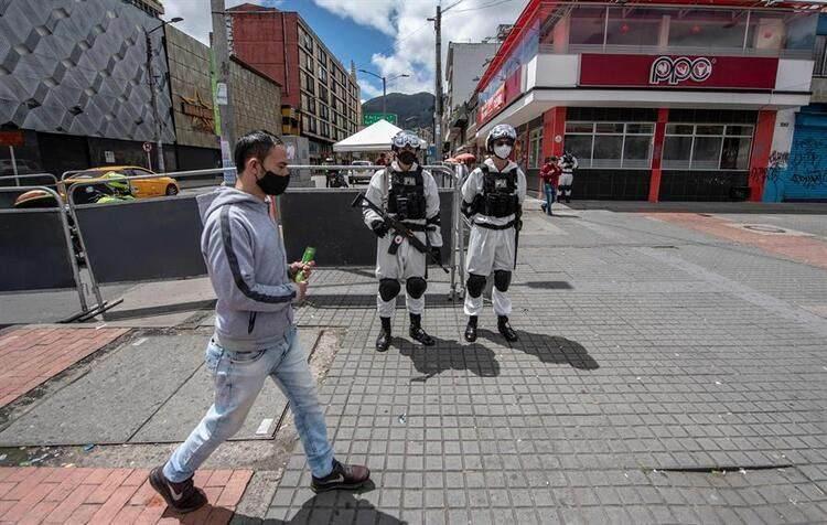 <p>Uyuşturucu karteline mensup olduğu iddia edilen bu silahlı kişiler resmi karantina kurallarını değil kendi koydukları kuralları uyguluyor.</p>