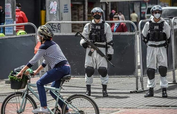 <p>HRW adı verilen İnsan Hakları İzleme Örgütü bu konuyu yakından takip ediyor ve sunduğu raporda durumun ciddiyetine dikkat çekiyor.</p>
