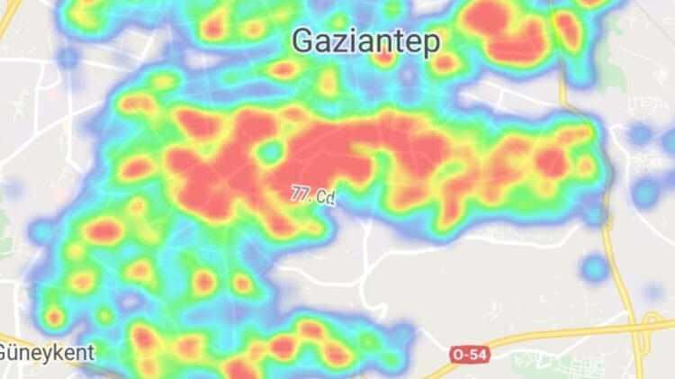 <p>GAZİANTEP <br />
Sağlık Bakanı Fahrettin Koca'nın açıkladığı koronavirüs vakası sayısında artış yaşanan iller arasında bulunan Gaziantep'te, artan vakalara rağmen, bazı kişilerin sosyal mesafe ve maske kurallarına uymadığı gözlendi. Gaziantep Üniversitesi Şahinbey Eğitim ve Araştırma Hastanesi Başhekimi Prof. Dr. Suat Zengin, kentte artan vaka sayısını, insanların birbirine yaptığı ev ziyaretlerine bağladıklarını söyledi.</p>
