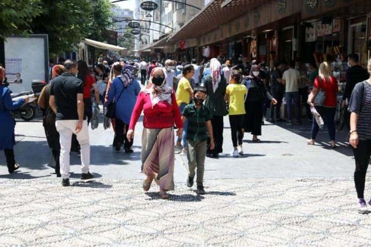 <p>GAZİANTEP <br />
Sağlık Bakanı Fahrettin Koca’nın vaka sayılarının yükseldiğine dikkat çektiği Gaziantep’te çarşılarda yoğunluk devam ediyor. Polis ekipleri, cadde ve sokaklarda kurallara uymayıp, nizami maske takmayanlara cezai işlem uyguluyor.</p>
