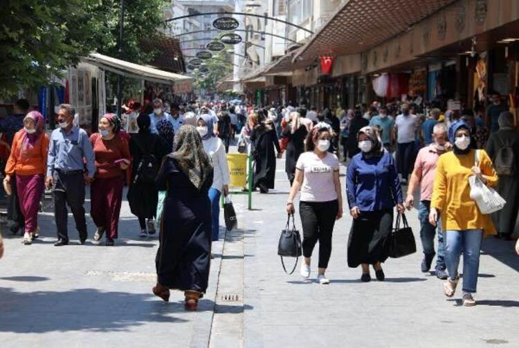 <p>Sağlık Bakanı Fahrettin Koca'nın, son günlerde vaka sayılarında artışa dikkat çektiği Gaziantep'te, birçok kişinin mağazaların ve insanların yoğun olduğu Karagöz ve Gaziler caddelerinde sosyal mesafe kuralına uymadan alışveriş yaptığı görüldü. Maskesiz dolaşmanın yasak olduğu kentte, bazı kişilerin maskelerini çenelerine ve kollarına taktığı gözlendi.</p>
<p> </p>