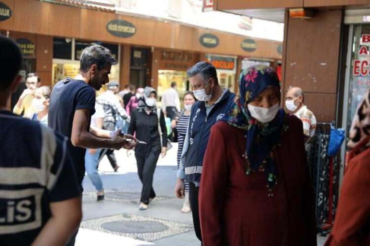<p>Kentin birçok noktasında polisler, vatandaşları sosyal mesafe kuralına uymalarına yönelik anonslar yaparken, maskesiz gezen vatandaşlara ise cezai işlem uyguladı.</p>
<p> </p>
