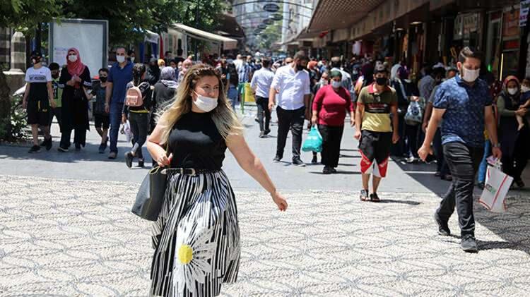 <p>Maske takmayan vatandaşlar, polis ekiplerine çeşitli bahaneler sunmasına rağmen ceza yemekten kurtulamadı.</p>
<p> </p>