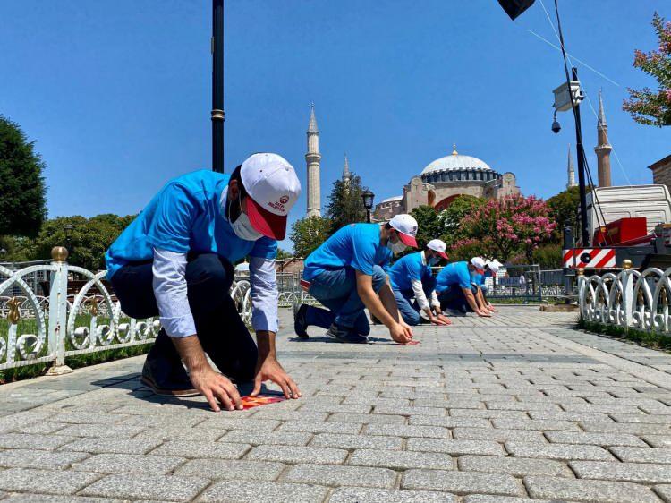 <p>Cuma namazı ile ibadete açılacak olan Ayasofya Camii çevresinde sosyal mesafe etiketleri yapıştırıldı.</p>