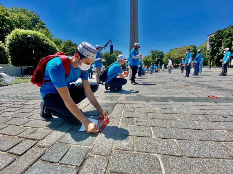 <p>86 yıl sonra ibadete açılacak olan Ayasofya Camii ve Sultanahmet Meydanı’nda, Fatih Belediyesi ekiplerince sosyal mesafe düzenlemesi yapıyor. </p>

