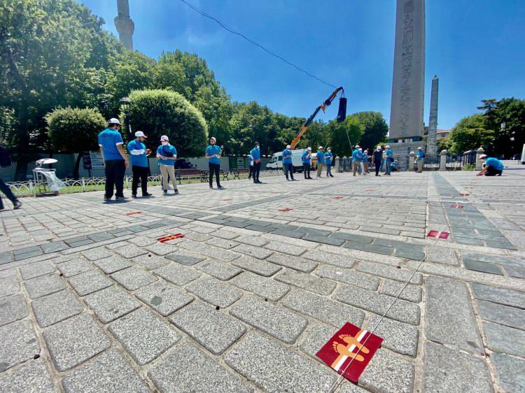 <p>Öte yandan, Ayasofya Camii’nin açılış programı için alana getirilen hoparlörlerin, vinçlere asılarak kurulduğu görüldü.</p>