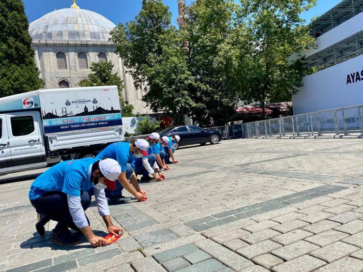<p>Stickerların yapıştırılmasının ardından cuma günü için son hazırlıklar yapıldı.</p>
