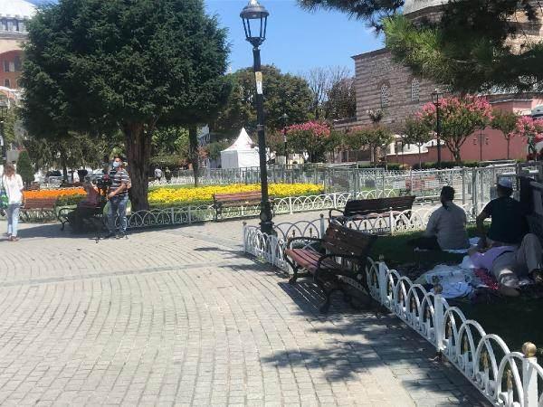<p>AYASOFYA-İ Kebir Cami-i Şerifi Açılışı Programı'nı takip etmek isteyenler toplanmaya başladı. Yurdun dört bir yanında gelenlerin arasında Sultanahmet Meydanı'nda çimenlere yatak döşek serenler de var, Samsun'dan gelen taraftar grupları da. Açılıştan bir iki gün önce gelenlerin amacı tarihi anlara en önden tanıklık etmek.</p>