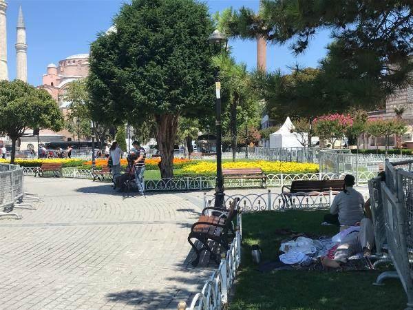 <p><strong>"BODRUM'DAN DENİZİ BIRAKIP GELDİK"</strong></p>

<p>Süleyman Ülküm, "Bodrum'dan geliyoruz buraya, 86 yıllık hasreti dindirmek için geliyoruz. Ayasofya'nın açılması Türkiye açısından önemli olduğu kadar, dünya açısından da önemli. Tüm ülkeler buraya bakıyor. Zaten İslam alemi açısından ayrı bir önemi var. Biz de bu güzel beraber olmak için Bodrum'dan denizi bırakıp geldik yani fedakarlık yaptık" dedi. </p>
