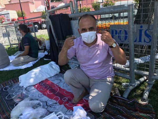 <p><strong>"DÜN GÜCE BURADA KALDIK"</strong></p>
<p>Sultanahmet Meydanı'nda bekleyen İbrahim Arık, "Kahramanmaraş'tan geliyorum, bin 200 kilometre. Bugün kutlu bir gün, milletimizin sevincini, bayram sevincini paylaşmak istedik. Cumhur-u Reisimizle, milletimizle bu mübarek, kutlu günde Ayasofya'nın bahçesinde olmak çok güzel, onur verici güzel bir duygu. Bütün milletimiz adına Cumhurbaşkanımıza da teşekkür ediyorum. Dün güce burada kaldık, aslında buraların dolacağını düşünmüştük. Yer bulamayacağımızı düşünmüştük. Bu amaçla 2 gün önceden çıkalım dedik. Aslında otele gidebilirdik ama bu güzel atmosferi gece de olsa teneffüs etmek çok güzel bir duyguydu" dedi. </p>