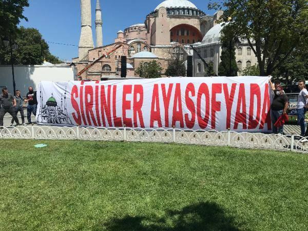 <p><strong>"ŞİRİNLER AYASOFYA'DA"</strong></p>
<p>Samsunspor taraf grubu "Şirinler Ayasofya'da" yazılı pankart açtı. Şirinler tribün lideri Mehmet Doğukan Bayrak Samsun'dan geliyoruz, biz Samsunspor'un 'Şirinler' taraftar grubuyuz. Bir gün önceden geldik ki atalarımız yıllarca burayı fethetmek için uğraşmışlar. Biz de gece gündüz buranın kapısında yatmaya razıyız. 86 yıllık bu özleme son veren devlet büyüklerimizden Allah razı olsun. İnşallah bilet alarak girdiğimiz yere abdest alarak gireceğiz, Allah'ımıza şükürler olsun" diye konuştu. </p>