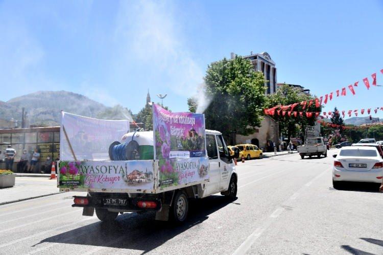 <p><strong>AYOSOFYA'YI GÜL KOKUSU SARACAK</strong></p>
<p>Ayasofya’daki ilk namaz öncesinde Isparta Belediye Başkanı Şükrü Başdeğirmen’in talimatlarıyla, cami ve çevresi gül suyu ile yıkanacak.<br />
Ayasofya Camii 24 Temmuz 2020’de kılınacak ilk cuma namazıyla ibadete açılıyor. Isparta Belediyesi de ilk ibadet öncesinde cami içerisini ve çevresini gül suyu ile yıkayacak. Bu doğrultuda bir ton doğal gülsuyu ile cami içinde kokulandırma çalışması yapılacak. Yine 20 ton esansiyel gül suyu ile de dış mekanlar yıkanacak. Ayrıca camiye gelecek olan vatandaşlar için de küçük kutularda 10 bin adet gül lokumu dağıtımı yapılacak.</p>