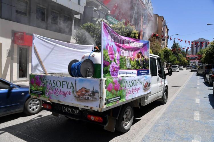 <p>Bu doğrultuda hazırlıklar tamamlanırken, ‘Ayasofya Gül Kokuyor’ sloganıyla hazırlanan ve içerisinde tonlarca gülsuyu ve çeşitli ikramları barındıran araç İstanbul’a yola çıktı. Yine Ayasofya Camiine gidecek bir araç ise Isparta’dan yola çıkmadan şehir merkezinde caddeleri gülsuyu ile yıkadı.</p>
<p> </p>