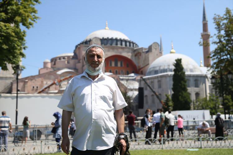 <p>Ayasofya Camisi'nde yarın kılınacak cuma namazına katılmak isteyen vatandaşlar, Türkiye'nin dört bir yanından İstanbul'a geliyor. </p>