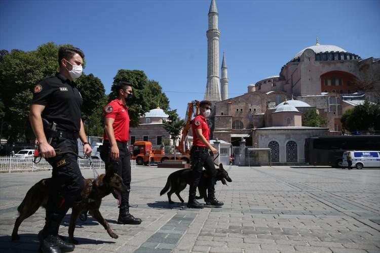 <p>Ayasofya Camisi'nde yarın kılınacak cuma namazına katılmak isteyen vatandaşlar, Türkiye'nin dört bir yanından İstanbul'a geliyor. Yarın kılınacak cuma namazı ile 86 yıl sonra yeniden ibadete açılacak olan Ayasofya Camisi'nde yürütülen hazırlıklarda, son aşamaya gelindi. Alınan önlemler kapsamında polis ekiplerine K-9 köpekleri de eşlik etti.</p>

<p> </p>
