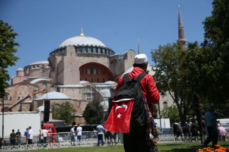 <p>Ayasofya Camisi'nde yarın kılınacak cuma namazına katılmak isteyen vatandaşlar, Türkiye'nin dört bir yanından İstanbul'a geliyor. Yarın kılınacak cuma namazı ile 86 yıl sonra yeniden ibadete açılacak olan Ayasofya Camisi'nde yürütülen hazırlıklarda, son aşamaya gelindi. Ayasofya Camisi'nin açılışı için Bursa'dan yürüyerek 7 günde İstanbul'a gelen Ali Torlak, AA muhabirine açıklamalarda bulundu.</p>

<p> </p>

