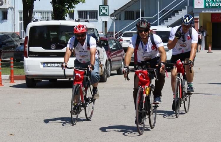 <p><strong>BİSİKLETLERİYLE YOLA ÇIKTILAR</strong></p>
<p>Düzce'de 3 bisikletçi, müzeden camiye çevrilen Ayasofya'da kılınacak olan ilk cuma ve sabah namazına katılmak için bisikletleriyle yola çıktı.</p>
<p> </p>