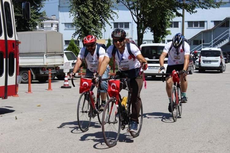 <p><strong>“Hayatımızın en değerli yolculuğu için pedal basacağız”</strong></p>

<p>Düzce’den yola çıkan ekibin başında olan Yaşar Artun, yola çıkmadan önce yaptığı konuşmada, "Biz 3 gönüllü bisikletçileriz. Bu tarihin bir parçası olsun istedik. Biz bunca yıldır binlerce kilometreyi sadece bisikletle geçtik. Ancak Ayasofya’ya çıktığımız bu yolculuk hayatımızın en değerli yolculuğu olacak. Cumhurbaşkanımız 86 yıl sonra Ayasofya’nın zincirlerini kırdı. Biz de bisikletin zincirleriyle bu tarihi cuma ve sabah namazının bir parçası olmak istedik” dedi.</p>
