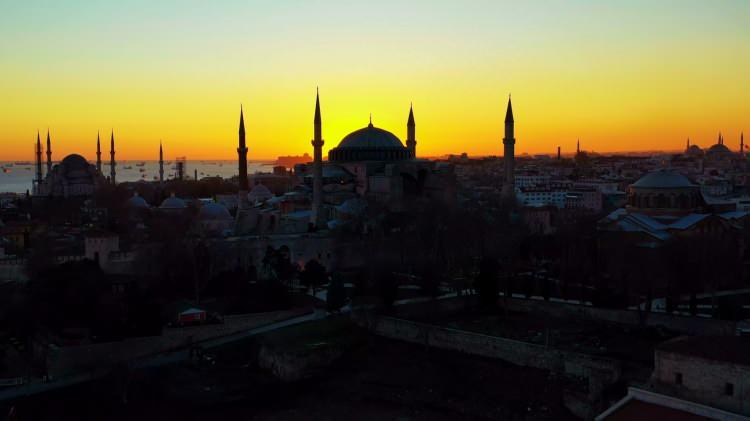 <p>Drone ile çekilen görüntülerde gün batımıyla kızıla bürünen gökyüzü Ayasofya’ya manzarasına eşsiz güzellik katıyor.</p>
