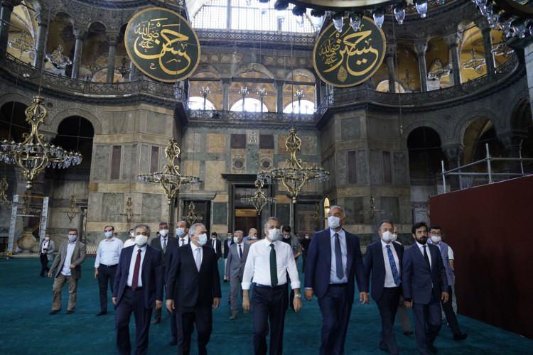 <p>Kültür ve Turizm Bakanı Mehmet Nuri Gürsoy, sosyal medya hesabından "Cumhurbaşkanımız <br />
Erdoğan'ın talimatlarıyla Ayasofya-i Kebir Camii'ndeki hazırlıkları tamamlıyoruz." açıklamasında bulundu.</p>

