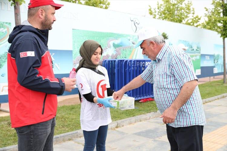 <p>Türk Kızılay, 86 yıl aradan sonra yarın ibadete açılacak Ayasofya Camisi'nde kılınacak ilk Cuma namazı için açılış öncesinde tarihi güne tanıklık etmek isteyenler için alanda su, gıda, maske ve dezenfektan dağıtacak.</p>

<p> </p>
