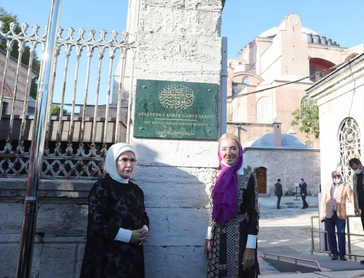 <p>Erdoğan ve beraberindekiler Ayasofya Camisi'nin girişine gelerek "Ayasofya-i Kebir Cami-i Şerifi" yazan tabelayı açtı, tabela önünde fotoğraf çektirdi.</p>

<p> </p>
