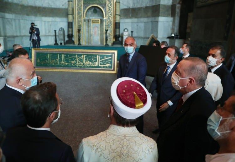 <p>Türkiye Cumhurbaşkanı Recep Tayyip Erdoğan, yarın kılınacak cuma namazı ile 86 yıl sonra ibadete açılacak olan Ayasofya Camisi'nde incelemelerde bulunarak, "Ayasofya-i Kebir Cami-i Şerifi" yazan tabelayı açtı. Kültür ve Turizm Bakanı Mehmet Nuri Ersoy ile İstanbul Valisi Ali Yerlikaya'dan açılış için yürütülen çalışmalara ilişkin bilgi alan Erdoğan'a eşi Emine Erdoğan da eşlik etti.</p>

<p> </p>
