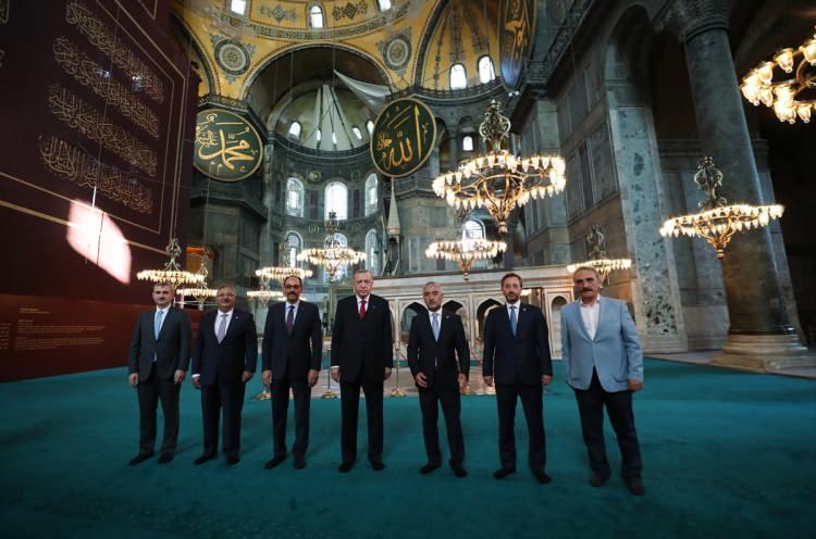 <p>Erdoğan, dört gün önce de incelemelerde bulunduğu Ayasofya Camisi'nde yaklaşık 1 saat kaldı.</p>

<p> </p>

