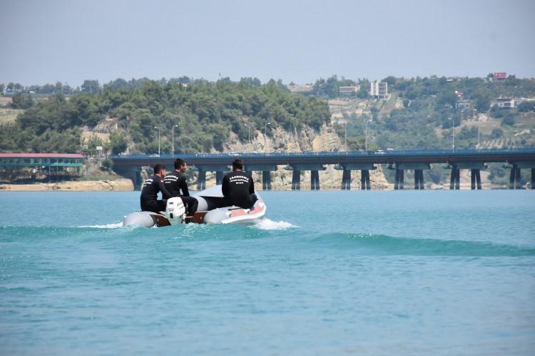 <p>G&ouml;reve &ccedil;ıkmadıkları zamanlarda ekip, dalış, te&ccedil;hizat, delil bulma, kurtarma gibi konularda teorik bilgilerini tazeliyor. Ekip, g&ouml;rev sırasında v&uuml;cutlarının daha g&uuml;&ccedil;l&uuml; ve diren&ccedil;li kalmasını sağlamak i&ccedil;in spor yapmayı ihmal etmiyor.</p>
