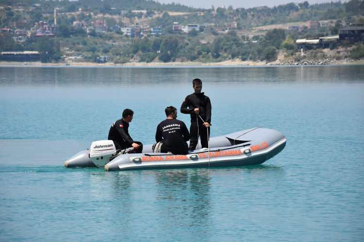 <p>Ekip, Tunceli'de 5 Ocak'ta kaybolan &uuml;niversite &ouml;ğrencisi G&uuml;listan Doku'nun Uzun&ccedil;ayır Baraj G&ouml;l&uuml;'ndeki aranması &ccedil;alışmalarında 15 g&uuml;n g&ouml;rev aldı.</p>
