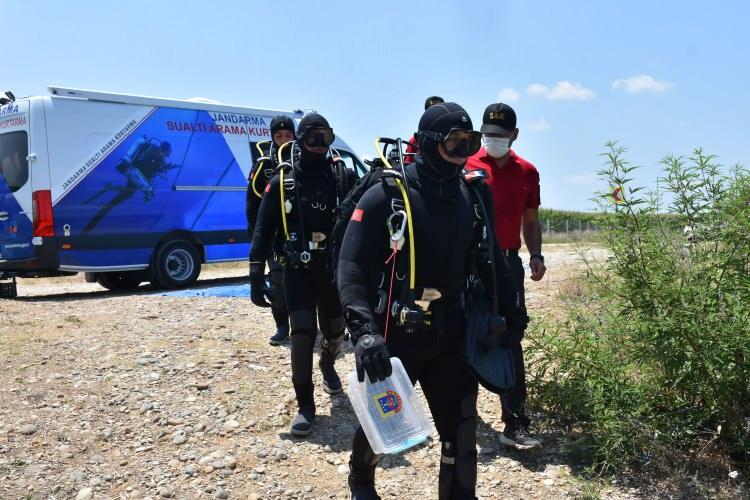 <p>Tim, 6 Nisan'da Ceyhan Nehri'ne d&uuml;şerek kaybolan 61 yaşındaki vatandaşın 15 Mayıs'ta cansız bedenini&nbsp;buldu. Ekip ayrıca 20 Mayıs'ta Ceyhan il&ccedil;esinde sulama kanalına giren ve kaybolan 16 yaşındaki &ccedil;ocuğun 23 Mayıs'ta cesedini bularak sudan &ccedil;ıkardı.</p>
