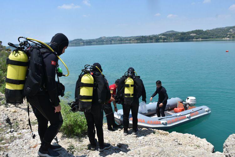 <p>Ekip, son olarak 26 Mart'ta Ceyhan Nehri'ndeki&nbsp;k&ouml;pr&uuml;den atlayan kişinin cesedini&nbsp;Misis K&ouml;pr&uuml;s&uuml; ayaklarında ağa&ccedil; ve &ccedil;&ouml;p yığınlarının arasında buldu.</p>
