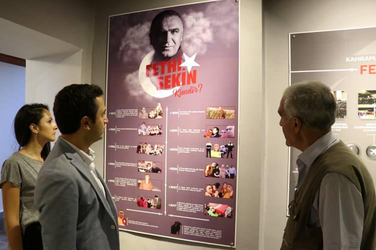 <p>Şehit Sekin'in kıyafetleri, kişisel eşyaları, fotoğrafları ve ölmeden önce rahmetli annesi için seslendirdiği Kürtçe türkünün Türkçe sözlerinin sergilendiği müzeyi ziyaret edenler, şehidin sesinden annesi için seslendirdiği türküyü dinleme imkanı da bulacak.</p>
