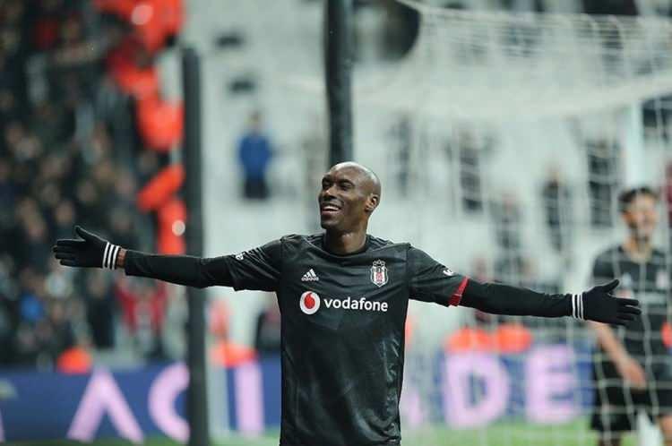 <p>Dilmen, orta sahanın diğer ismi için ilerlemiş yaşına rağmen Beşiktaş'taki performansıyla taraflı tarafsız herkesin beğenisini kazanan Atiba'yı seçti.</p>

<p> </p>
