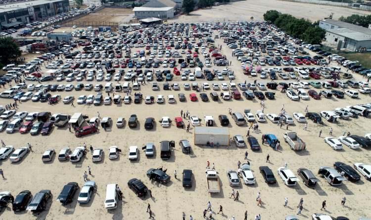 <p>Pazar satılık 2. el araçlarla dolup taşarken, bayram öncesi araç almak isteyen vatandaşlar da pazara yoğun ilgi gösterdi.</p>

<p> </p>
