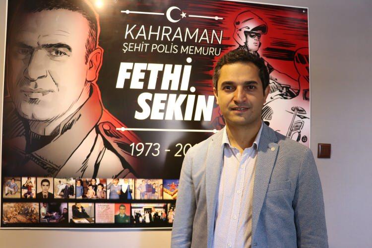 <p>- "Feth'imin cesareti hafızalarımızdan, kahramanlığı kalbimizden silinmez"</p>
<p>Şehidin babası Mehmet Zeki Sekin ise gösterdiği kahramanlıkla olası bir faciayı önleyen oğlunun, vatan hainlerine, karanlık güçlere ve teröristlere karşı ülkenin tüm kesimleriyle bir ve beraber olunduğunun sembolü olduğunu belirtti.</p>