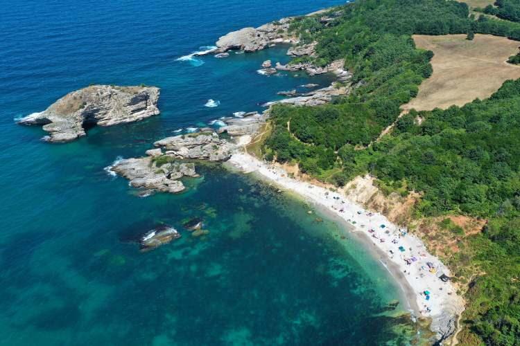 <p>BADEMLİ KOYU</p>
<p>Keşfedilmemiş büyüklü küçüklü çok sayıda koya sahip İzmir'in Dikili ilçesi, izole tatil isteyenlere alternatif seçenek sunuyor.Bademli Koyu da mavi ve yeşilin buluştuğu eşsiz güzelliklerinden biri olarak dikkati çekiyor. Koya gidenler, Garip ve Kalem adalarını da görebiliyor.</p>