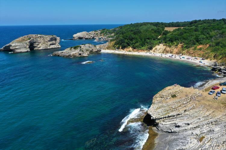 <p>BÜYÜK BONCUKLU KOYU</p>
<p>El değmemiş doğal güzelliğiyle dikkati çeken Muğla'nın Fethiye ilçesindeki Büyük Boncuklu Koyu, yerli ve yabancı turistler tarafından ziyaret edilen yerler arasında bulunuyor.Cam gibi berrak ve sakin denize sahip Büyük Boncuklu, su sporlarını sevenler için de alternatifler sunuyor. </p>