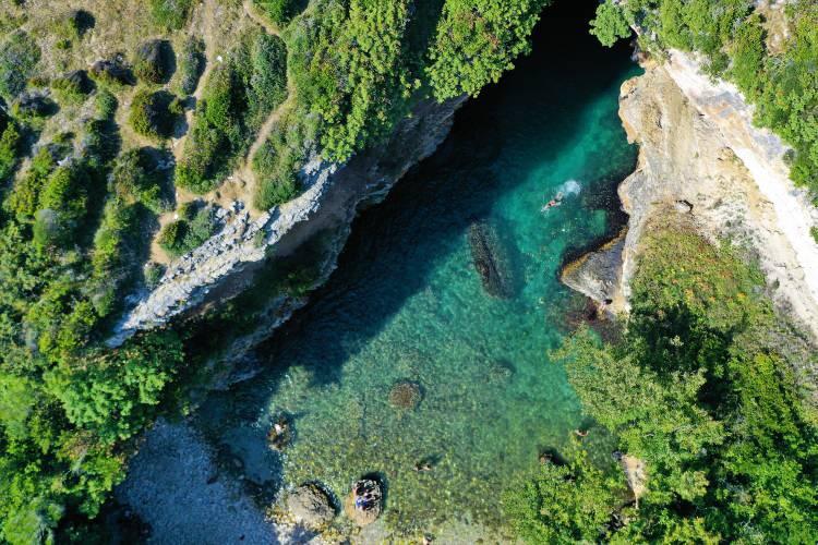 <p>KADIRGA KOYU</p>
<p>Çanakkale'ye bağlı oldukça sakin bir tatil bölgesi olarak bilinen Assos'un 2 kilometre uzaklığında bulunan Kadırga Koyu, uzun ve geniş plajıyla dikkati çekiyor.Kadırga Koyu, berrak ve temiz deniziyle ziyaretçilerine yemyeşil dağlara karşı yüzme fırsatı veriyor.</p>