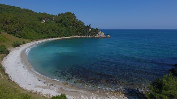 <p>KASTAMONU'NUN KOYLARI</p>
<p>ziyaretçilere bekliyorKastamonu'nun Cide ilçesinde bulunan Gideros Koyu ve Çatalzeytin ilçesindeki Ginolu Koyu, doğanın tüm güzelliğini gözler önüne seriyor. Doğal güzellikleriyle kartpostallık görüntüler sunan koylar, doğaseverleri kendine çekiyor.</p>