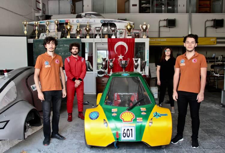 <p>Bursa Uludağ Üniversitesi Makine Topluluğu (UMAKİT) tarafından üretilen hidrojenli araç "Barbaros", Shell Eco Marathon Avrupa 2020 Yarışması'nda "Teknik İnovasyon" ve "Sürdürülebilir Ekonomi" kategorilerinde ödüle layık görüldü.</p>
