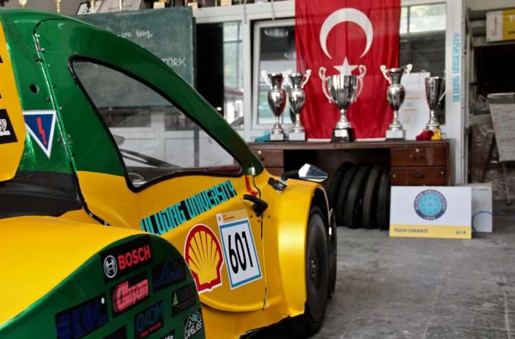 <p>Bu özellikleriyle Shell Eco Marathon Avrupa 2020 Yarışması'nda, "Teknik İnovasyon" ve "Sürdürülebilir Ekonomi" kategorilerinde birinci seçilen hidrojenli araç "Barbaros", 1 metreküp hidrojenle 182,6 kilometre gidebiliyor.</p>
