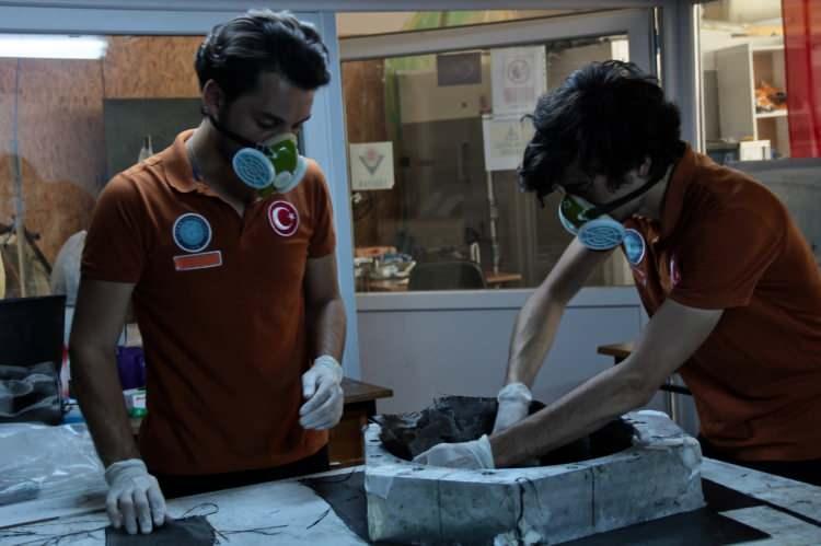 <p>- "Araç yüksek yerlilik oranına sahip"</p>

<p>Üniversitedeki atölyelerinde, Makine ile Elektrik Elektronik Mühendislikleri bölümlerinde okuyan öğrencilerden oluşan 10 kişilik ekiple çalışmalar yürüttüklerini aktaran Avcı, "Araç üzerindeki üretim, öncesindeki araştırma ve tasarım, tamamen buradaki öğrenciler tarafından yapılıyor. Araçlar, yüksek yerlilik oranına sahip. Araçtaki elektrik motoru, batarya yönetim sistemi, batarya paketlemesi gibi birçok kalem, öğrenciler tarafından tasarlanıp üretildi." diye konuştu.</p>
