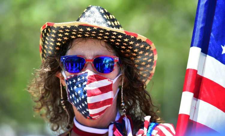<p>ABD'nin başkenti Washington DC'de yeni tip koronavirüs (Kovid-19) salgını nedeniyle evinin dışına çıkan herkese maske zorunluluğu getirildi. </p>
